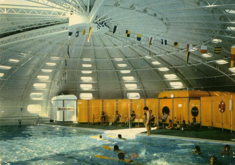 Vue intérieure de la piscine