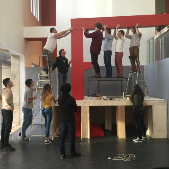 Montage de la maquette du MASP de Lina Bo Bardi